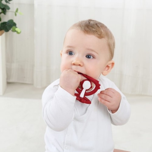 Mombella Gryzak Zabawka Małpka Chimney Red 8131 Spacer/Smoczki i gryzaki - Kolibelek - produkty dla dzieci Wolsztyn