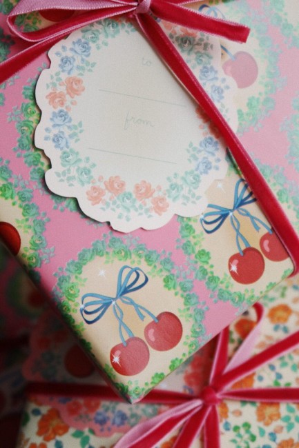 Konges Slojd papier do pakowania 5mb cherry bow kaluka