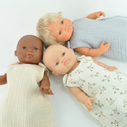 Śpiworek muślinowy Przytullale dla lalki Miniland 38cm gałązki na wanilii