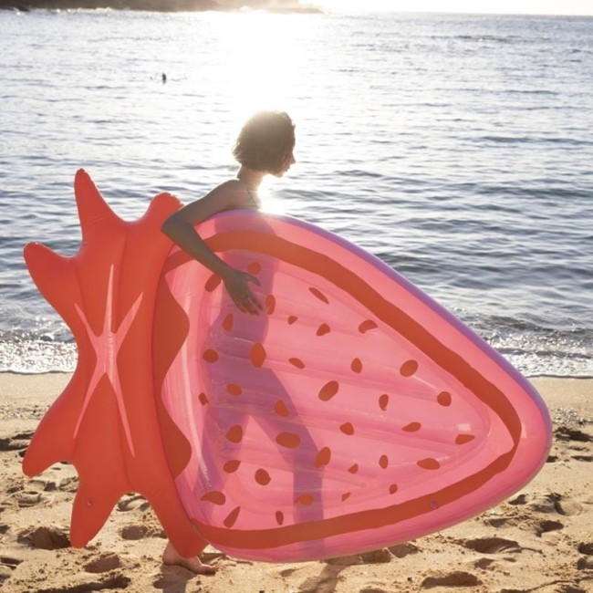 Materac Sunnylife Luxe Lie-On Strawberry Pink Berry - Dmuchany materac do pływania