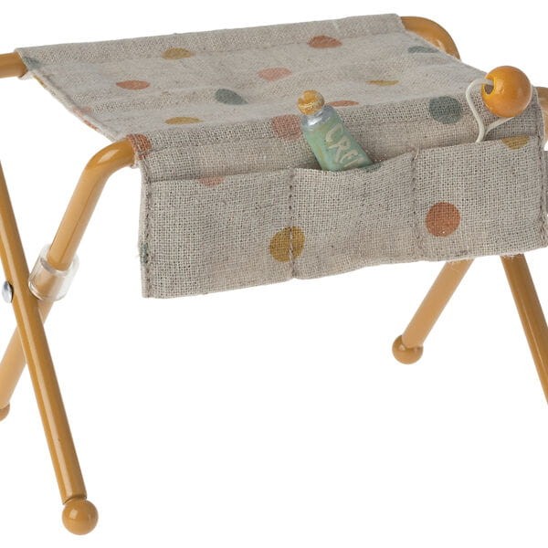 Maileg przewijak Nursery table, baby mouse ochre SS23