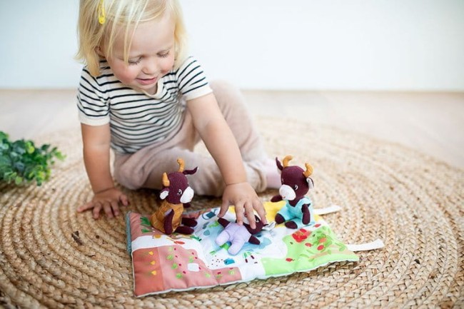 Lilliputiens Mini Krówka Rosalie przytulanki rodzina krówek z rozkładaną matą