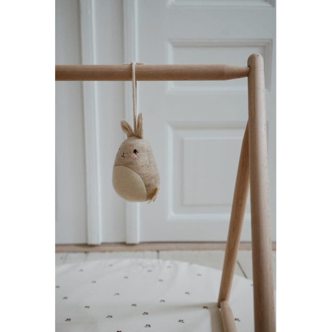 Konges slojd aktywna zabawka Bunny - sand - zawieszka aktywizująca