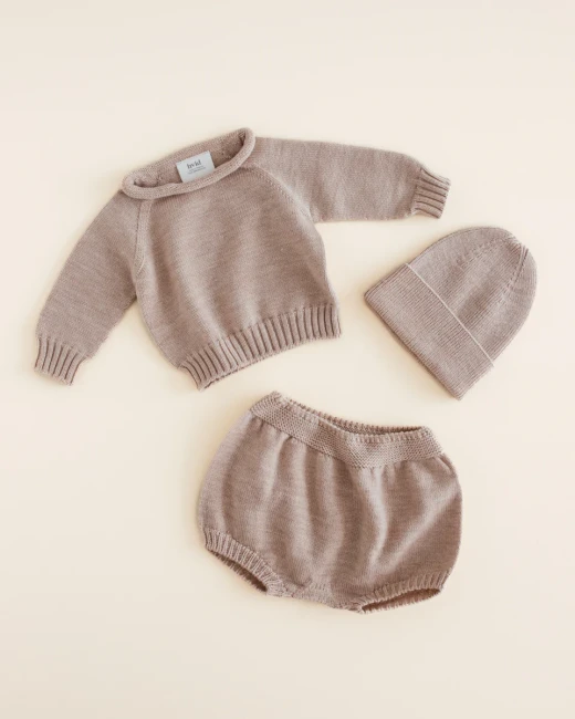 SWEATERGEORGETTESAND_BLOOMERGINNYSAND_BEANIENEWBORN1.webp