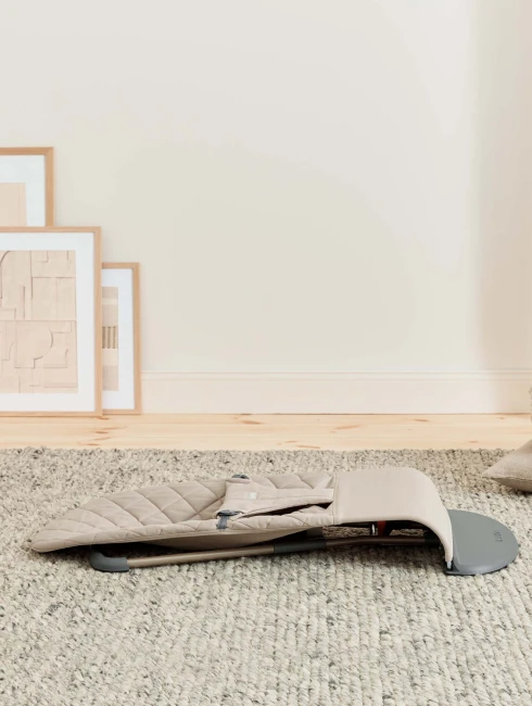 BABYBJORN - leżaczek BLISS Woven, Piaskowoszary + Zabawka