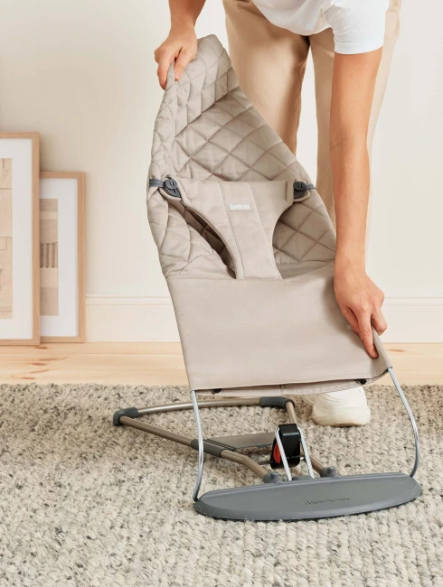 BABYBJORN - leżaczek BLISS Woven, Piaskowoszary + Zabawka