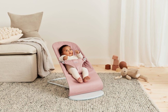 BABYBJORN - leżaczek BLISS Woven, Petal Quilt, Zgaszony róż + Zabawka