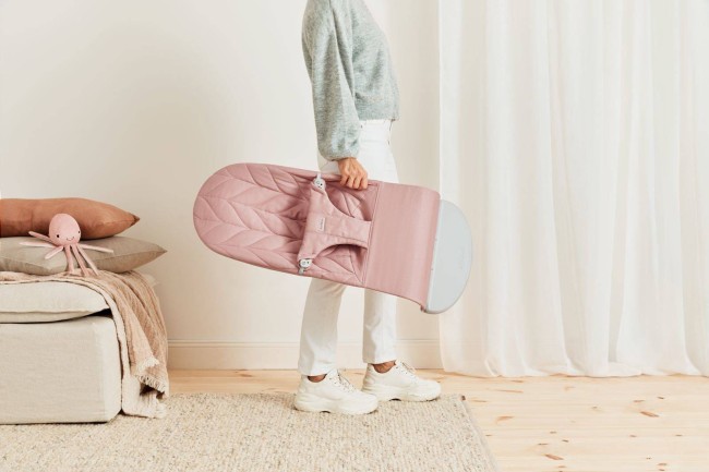 BABYBJORN - leżaczek BLISS Woven, Petal Quilt, Zgaszony róż + Zabawka
