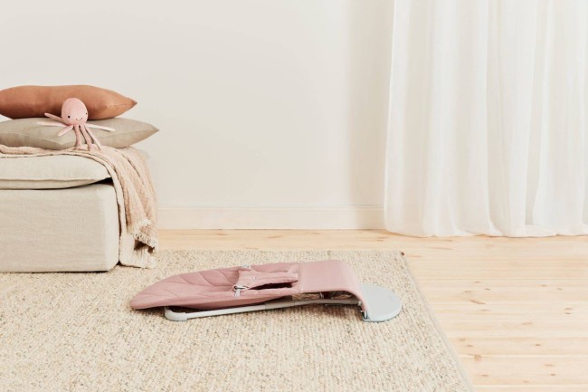 BABYBJORN - leżaczek BLISS Woven, Petal Quilt, Zgaszony róż + Zabawka