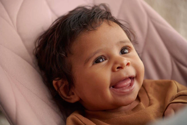 BABYBJORN - leżaczek BLISS Woven, Petal Quilt, Zgaszony róż + Zabawka