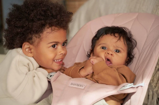 BABYBJORN - leżaczek BLISS Woven, Petal Quilt, Zgaszony róż + Zabawka