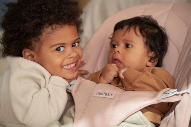 BABYBJORN - leżaczek BLISS Woven, Petal Quilt, Zgaszony róż + Zabawka