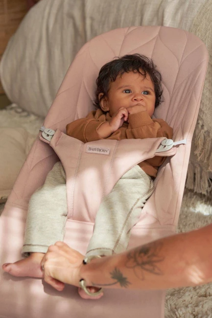 BABYBJORN - leżaczek BLISS Woven, Petal Quilt, Zgaszony róż + Zabawka