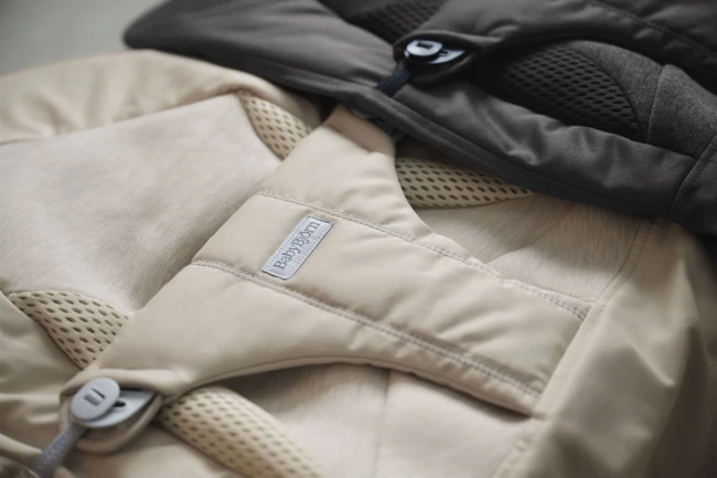 BABYBJORN - leżaczek BALANCE SOFT WOVEN/JERSEY Tri Fabric, Ciemny Szary + zabawka do leżaczka - Googly Eyes