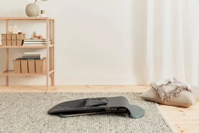 BABYBJORN - leżaczek BLISS Woven, Petal Quilt - Antracytowy + Zabawka