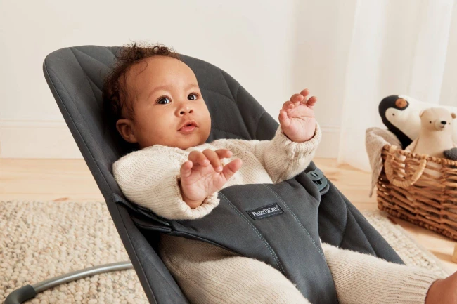 BABYBJORN - leżaczek BLISS Woven, Petal Quilt - Antracytowy + Zabawka