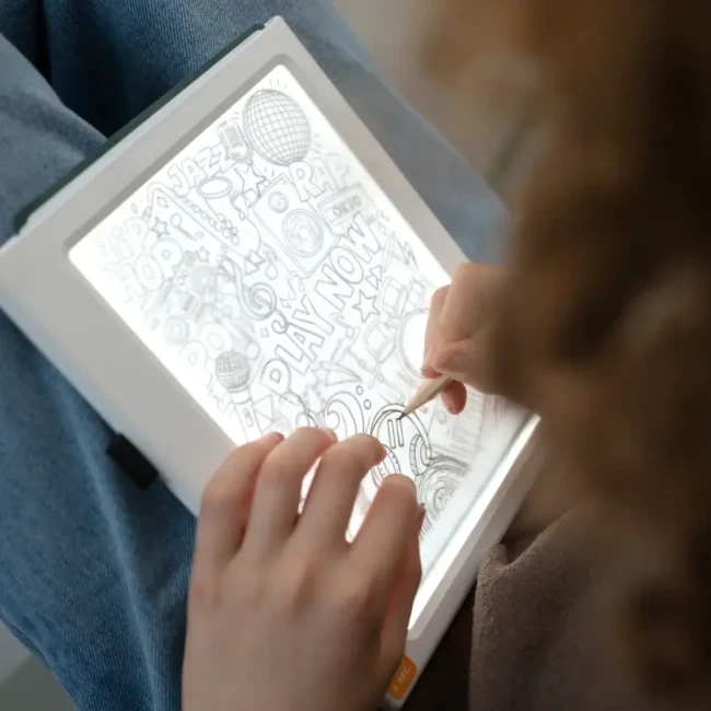 Tablet-graficzny-z-szablonami-do-rysowania-KIDYDRAW-PAD---Meli-Melo--Kidyw.webp