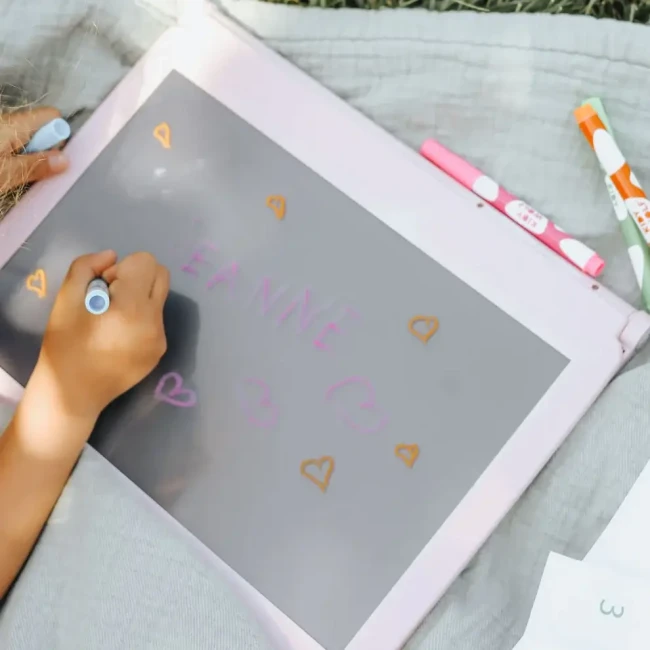 Podswietlany-tablet-do-nauki-pisania-i-rysowania-KIDYDRAW-PRO---rozowy--Kidywol.webp