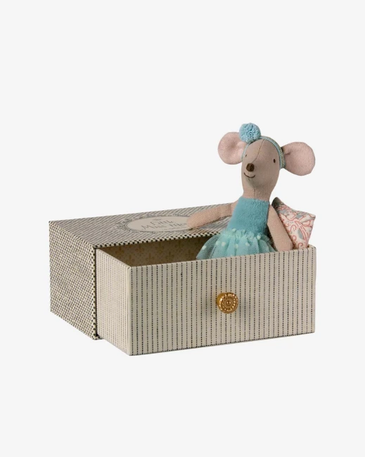 maileg-dance-mouse-in-daybed