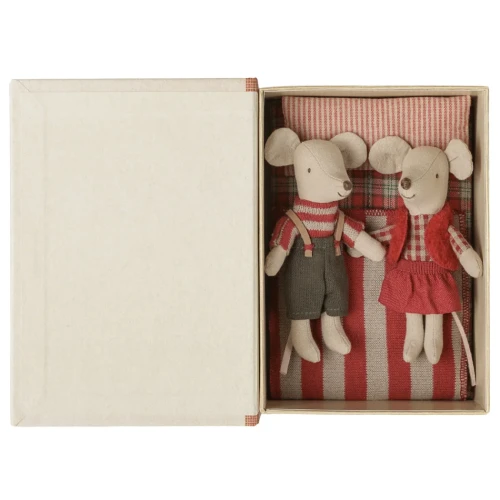 swiateczne-myszki-bliznieta-w-ksiazeczce-z-poslaniem-mlodszy-brat-i-mlodsza-siostra-christmas-twin-mice-maileg.webp