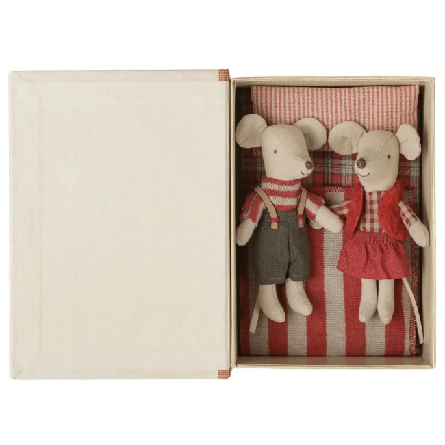 swiateczne-myszki-bliznieta-w-ksiazeczce-z-poslaniem-mlodszy-brat-i-mlodsza-siostra-christmas-twin-mice-maileg.webp