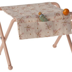 Maileg przewijak Nursery table, baby mouse rose SS23