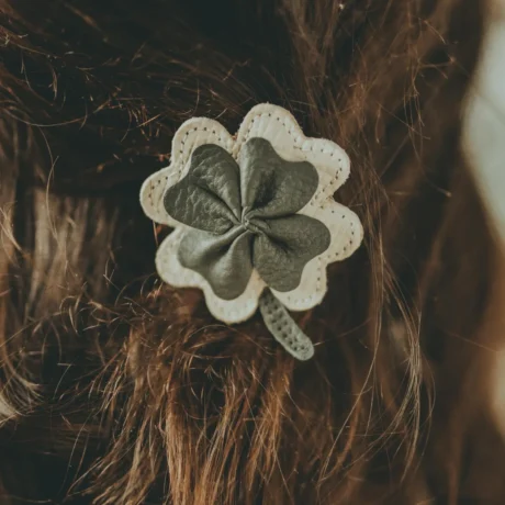 Skórzana spinka Donsje do włosów Sina Hairclip Four-Leaf Clover